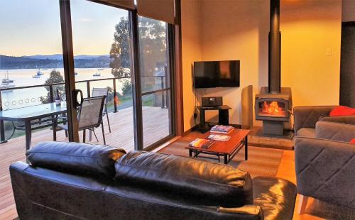 Dover House | The Beach House- private jacuzzi and wood fire!