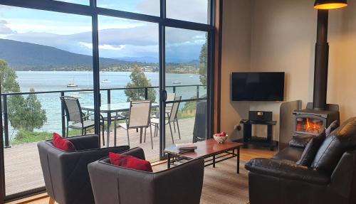 Dover House | The Beach House- private jacuzzi and wood fire!
