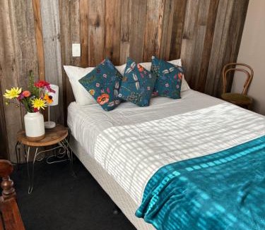 Geeveston Bed & Breakfast | The Bears