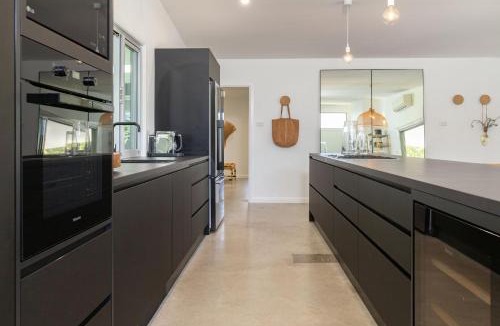 Elizabeth Beach House | The Black Beach House