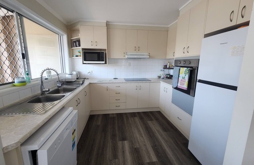 Broadbeach Waters House | THE BROADBEACH WATERFRONT CENTRAL Pet friendly.
