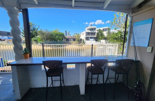 Broadbeach Waters House | THE BROADBEACH WATERFRONT CENTRAL Pet friendly.
