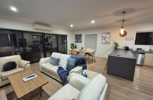 Moonta Bay House | 🎣🦀The Coastal Crab, Moonta Bay. 🐾 Pet friendly holiday accommodation 🐾⛱️🚂🛝