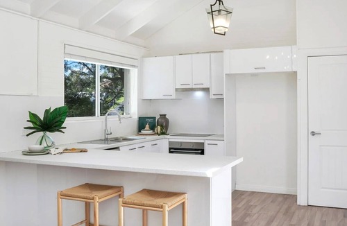 Copacabana House | 'The Copa' - spacious retreat near beach for up to ten!