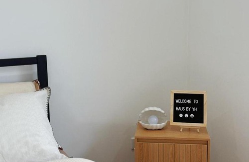 Girrawheen House | The Cozy Ensuite near Perth Airport CBD and Beach