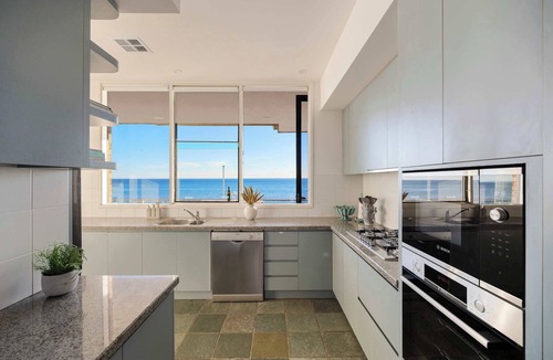 Aspendale House | The Dunes I Step Onto Sand I CBD & Peninsula