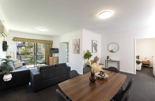 East Perth Apartment | The East Perth Hub: Spacious 2BR with Free Parking