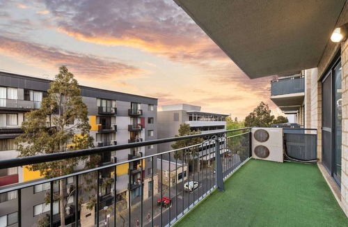 East Perth Apartment | The East Perth Hub: Spacious 2BR with Free Parking
