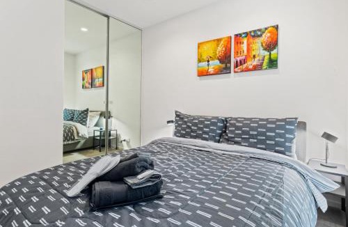 South Melbourne Apartment | The Essence - Fresh, Light & On the Tram Line!
