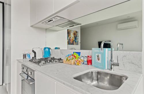 South Melbourne Apartment | The Essence - Fresh, Light & On the Tram Line!