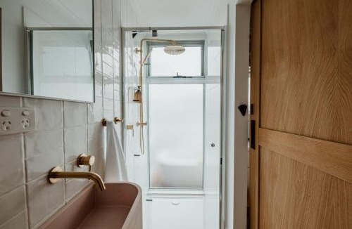White Sands Boat Rental | The Floathouse - Floating tiny home on the Murray
