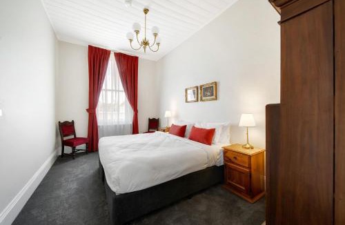 Castlemaine House | The Globe