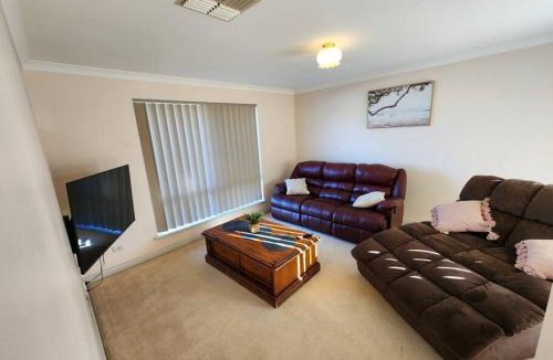 Lamington House | The Golfers Rest.