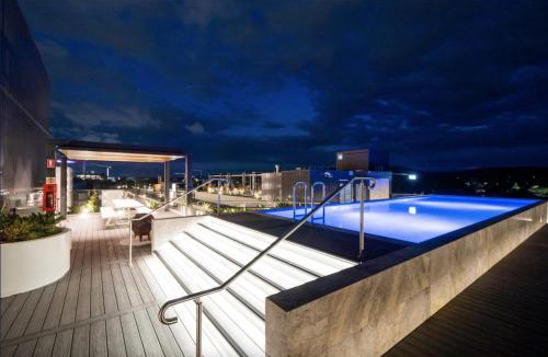 Dickson Apartment | The Hamptons -Coastal Luxe Dual Suite - 2 Bed 2 Bath, Rooftop Pool & Free Parking