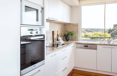 Flinders House | The Hill Flinders, Immerse yourself in the vibrant atmosphere!