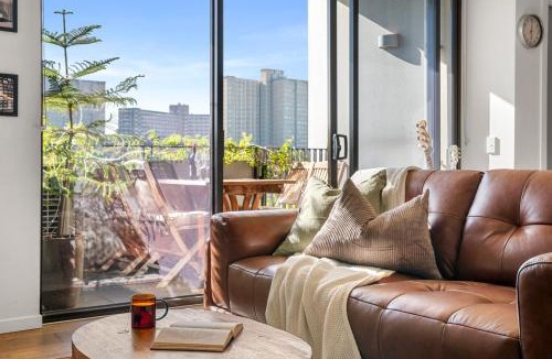 Carlton Apartment | The Italian Library with Amazing Views and Free Parking