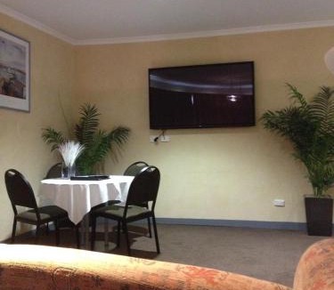 Ulverstone Hotel | The Lighthouse Hotel