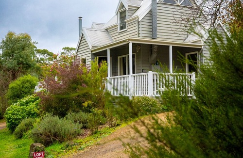 Hepburn Springs House | The Loft (fire+spa in centre of Hepburn Springs)