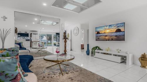 Sandstone Point House | The Luxe Waterfront