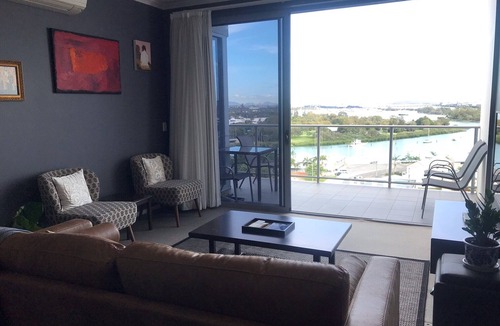 Gladstone Apartment | The Lyne Suite @ Curtis Apartments