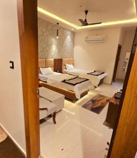 Sandila Hotel | The Monark Inn