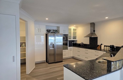 Mannering Park House | The Nautilus at Lake Macquarie | Indoor Heated Pool | Kayaks | Jetty