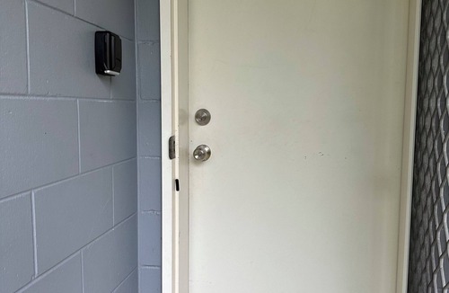 Manunda Apartment | The Palm Unit Studio with aircon, Wi-Fi and Netflix