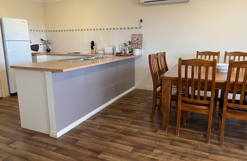 Bookpurnong House | The Palms - Loxton Accommodation, South Australia 4 bedroom 2 bathroom home.