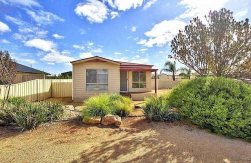 Bookpurnong House | The Palms - Loxton Accommodation, South Australia 4 bedroom 2 bathroom home.
