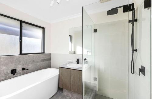 Kingsley House | The Poolside Getaway