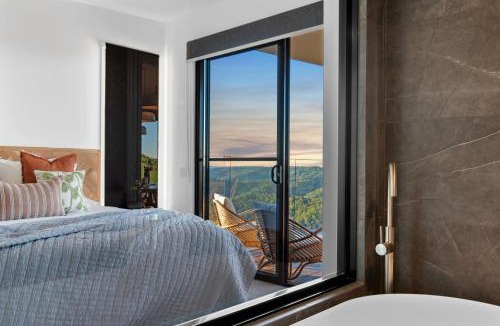 Booroobin Ski Chalet | The Ridge at Maleny Deluxe Residence - Panoramic Valley Views