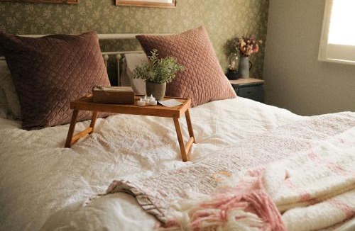 North Tamborine House | The Romantic Pink English Cottage at Tamborine Mountain