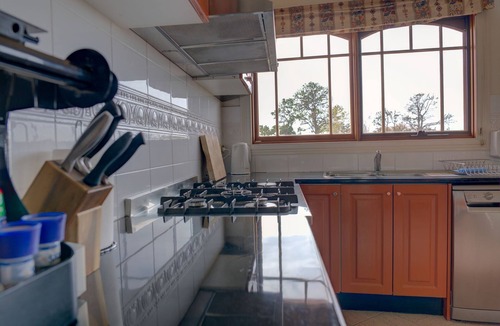 Bathurst House | The Round House ~Truly Unique ~ Sleeps 14 ~ Close to CBD and Mount Panorama!