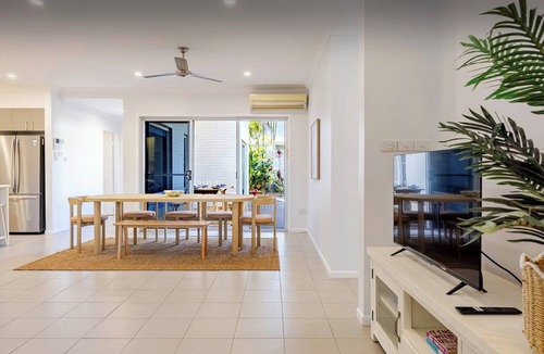 Broadbeach Waters House | "The Salt Box" - Coastal Family Retreat - 4BR