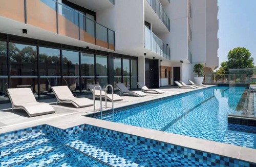 Sandringham Apartment | The Sandy Pool House - Coastal retreat, close to everything.