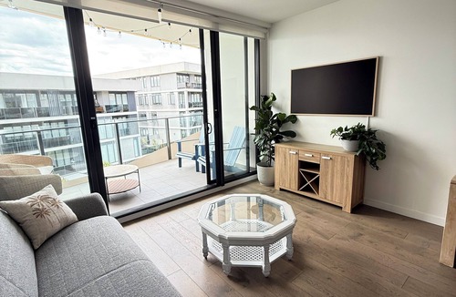 Sandringham Apartment | The Sandy Pool House - Coastal retreat, close to everything.