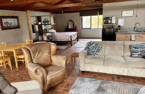 Axe Creek Apartment | The Studio under the gum tree.