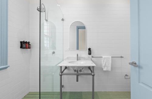 Redfern Hotel | The Surrey 5