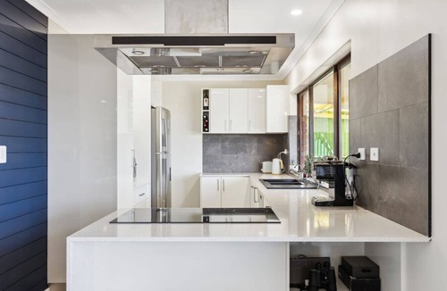 McCracken House | The Views Beach House, Pet friendly, WiFi