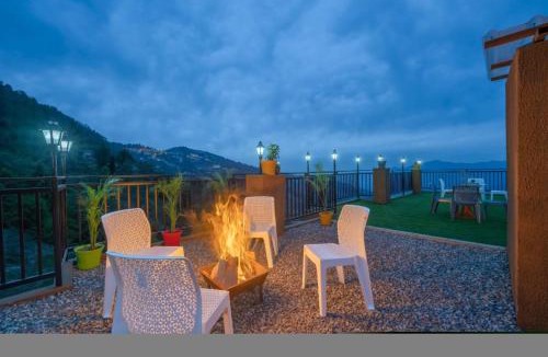 Dharampur Apartment | The Woods View I Memorable I Open Air Lawn & Roof top I Bonfire I Nature Walk I Serviced Apartments I Kasauli By Exotic Stays