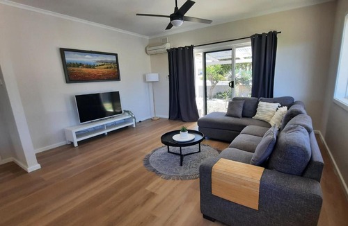 Kingscote House | Tidal Pool Retreat - Central Kingscote - 50m to beach
