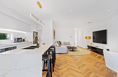 Karrinyup House | Timeless Getaway in Karrinyup