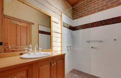 Tinderbox House | Tinderbox Cliff House Waterside 25mins to City.