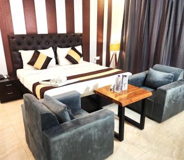 DLF Phase 5 House | Tipsyy Inn Suites 007
