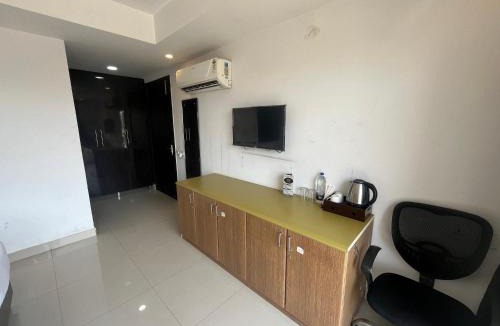 DLF Phase 5 House | Tipsyy Inn Suites 007