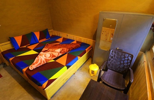 Gushaini House | TIRTHAN HILL TOP Semi-Deluxe Room A
