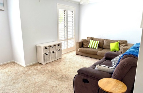 Tomakin House | Tomakin stay. Quiet and convenient. Great for short term or monthly stays.