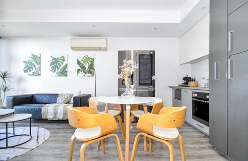 Prahran Apartment | Top-Floor Apartment with Balcony - High Street