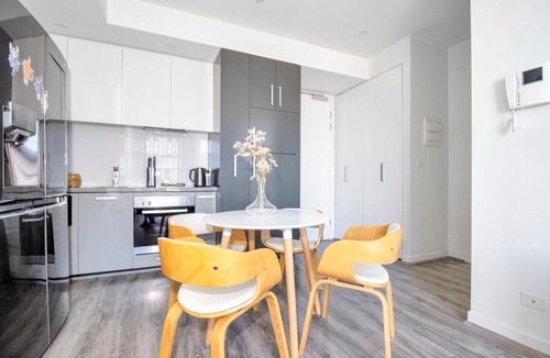 Prahran Apartment | Top-Floor Apartment with Balcony - High Street