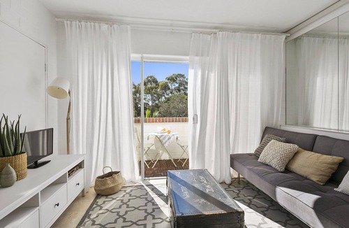 Point Lookout Apartment | Top floor studio - The Perfect Couples Retreat. Walk to beach.